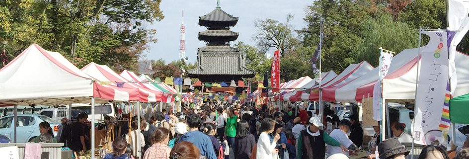 八事山興正寺の参道に並ぶ興正寺マルシェの出店テント
